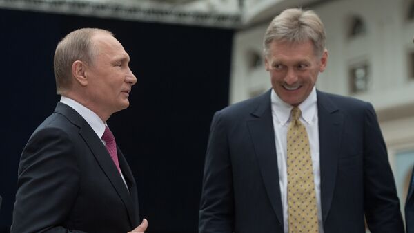 Predsednik Rusije Vladimir Putin i njegov portparol Dmitrij Peskov tokom specijalnog programa „Direktna linija sa Vladimirom Putinom“ - Sputnik Srbija