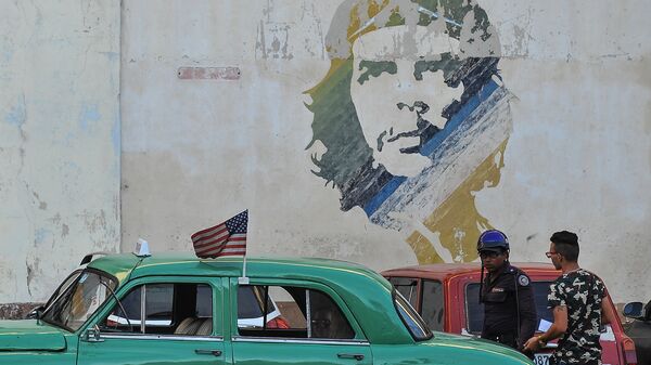 Automobil prolazi pored grafita sa likom Ernesta Če Gevare u Havani na Kubi - Sputnik Srbija