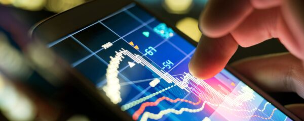 Čovek proverava akcije na berzi na svom pametnom telefonu Čovek proverava akcije na berzi na svom pametnom telefonu - Sputnik Srbija