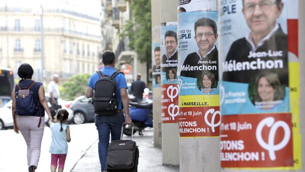 Људи ходају поред предизборних плаката у Марсеју. - Sputnik Србија