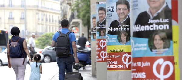 Људи ходају поред предизборних плаката у Марсеју. - Sputnik Србија