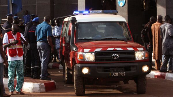 Kola hitne pomoći ispred hotela Radison blu u Bamaku, u Maliju, posle terorističkog napada 20. novembra 2015. - Sputnik Srbija