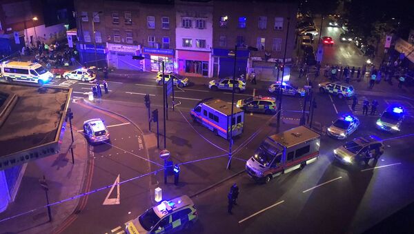 Полиција на лицу места у Лондону кад је комби улетео међу пешаке у близини џамије - Sputnik Србија