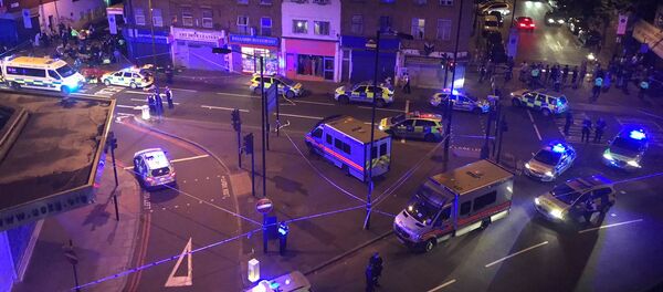 Полиција на лицу места у Лондону кад је комби улетео међу пешаке у близини џамије - Sputnik Србија