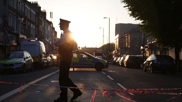 Лондонска полиција обезбеђује област где је комби улетео међу пешаке - Sputnik Србија