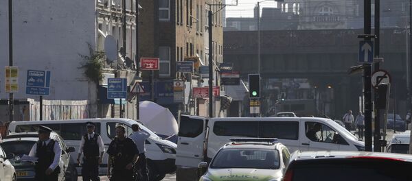 Тим форензичара и полиција у близини џамије код парка Финзбери у Лондону - Sputnik Србија