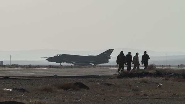 Avion Su-22 sirijske avijacije u vojnoj bazi u Homsu - Sputnik Srbija