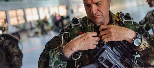 Pripadnik 63. padobranske brigade Vojske Srbije - Sputnik Srbija