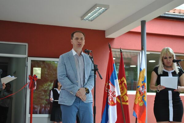Aleksandar Polkovnikov, direktor Ruske humanitarne misije obraća se deci, roditeljima i građanima Kruševca koji su došli da pozdrave otvaranje Ruskog kutka i Pametne uččionice Aleksandar Polkovnikov, direktor Ruske humanitarne misije obraća se deci, roditeljima i građanima Kruševca koji su došli da pozdrave otvaranje Ruskog kutka i Pametne uččionice - Sputnik Srbija