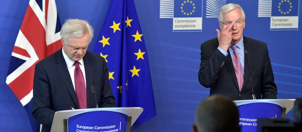 Dejvid Dejvis, državni sekretar za izlazak iz Evropske unije i Mišel Barnije, glavni pregovarač Evropske komisije - Sputnik Srbija