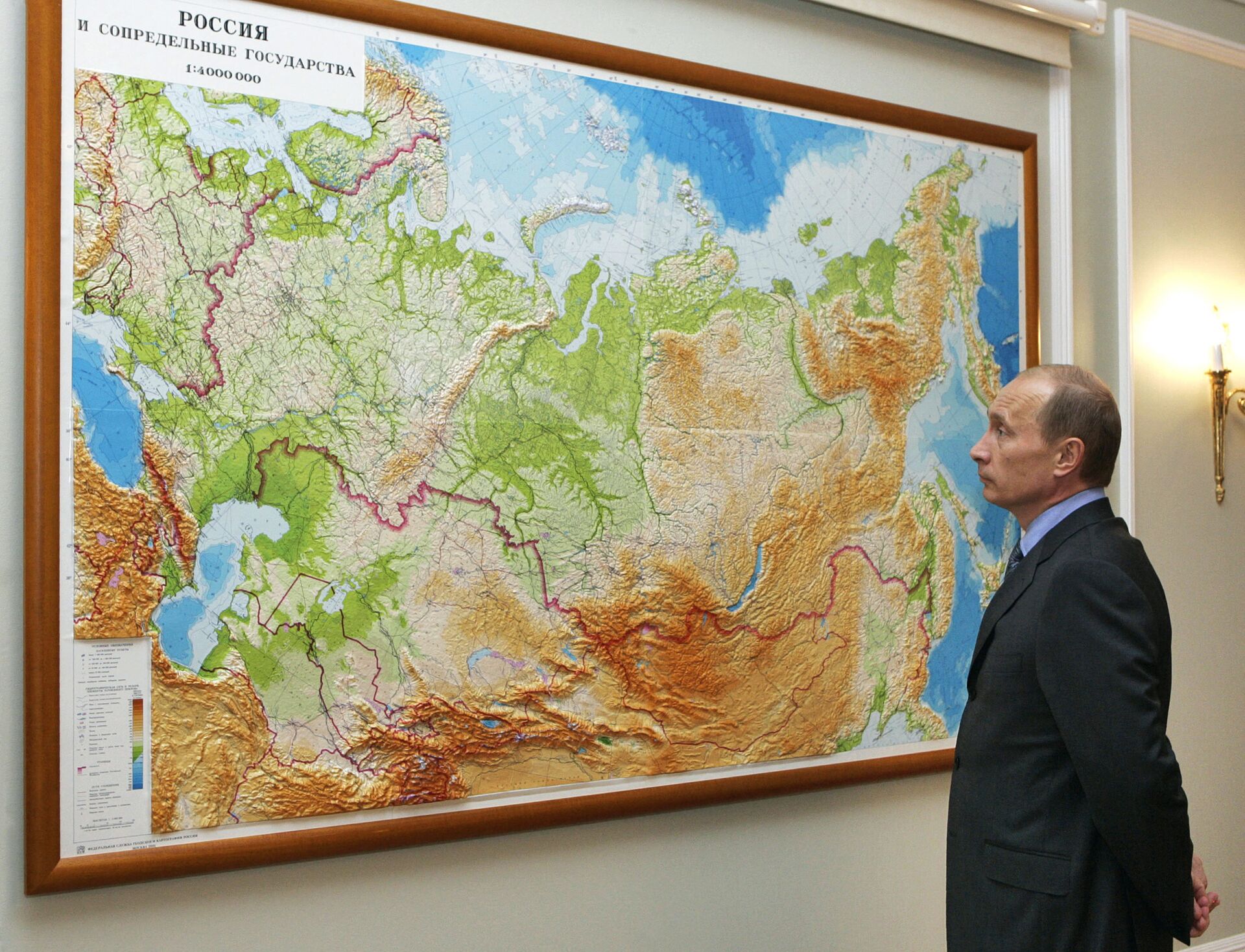 Руски председник Владимир Путин проучава карту своје земље - Sputnik Србија, 1920, 12.02.2023