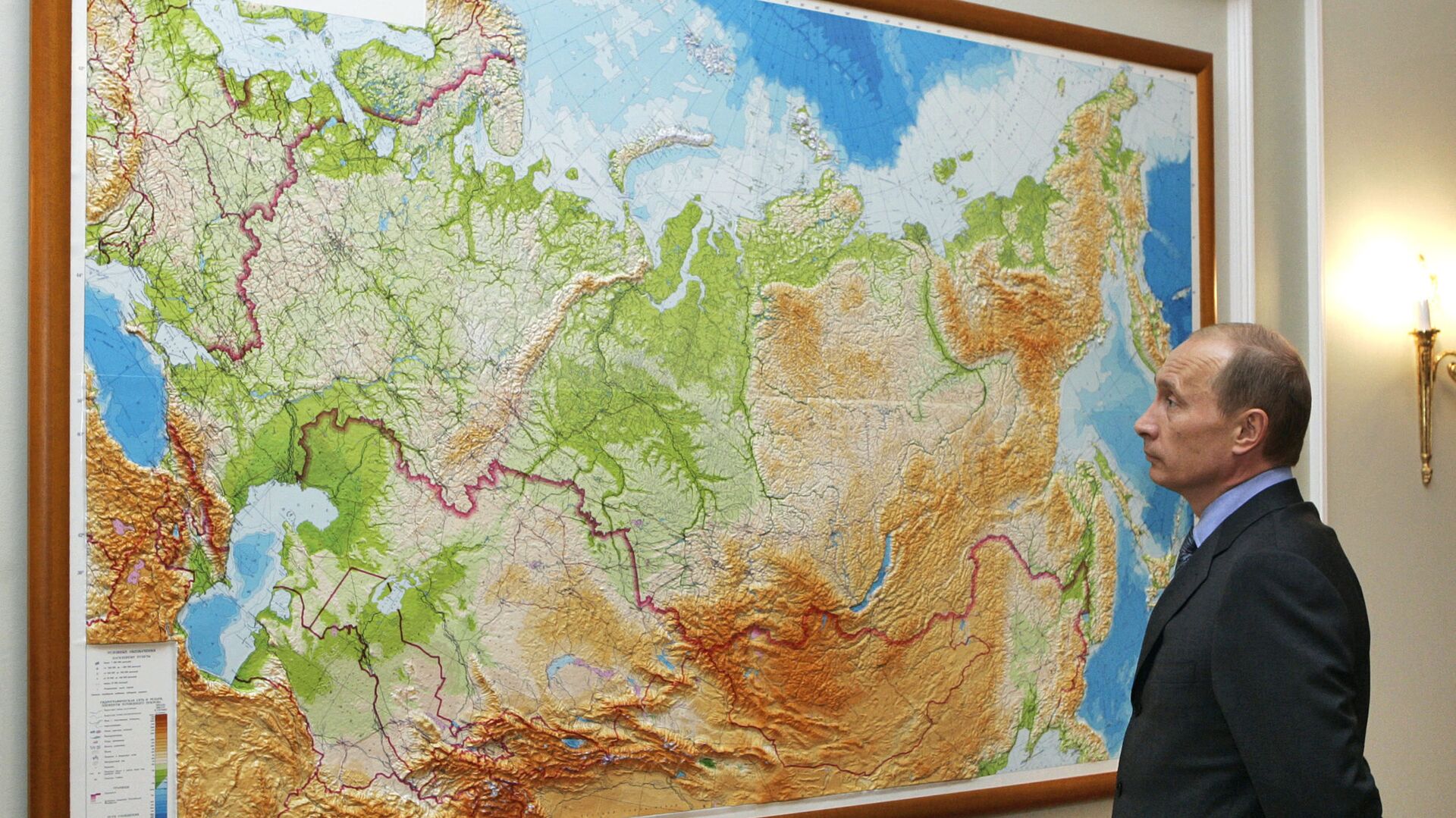 Ruski predsednik Vladimir Putin proučava kartu svoje zemlje - Sputnik Srbija, 1920, 09.12.2021