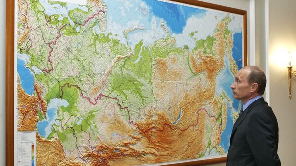 Ruski predsednik Vladimir Putin proučava kartu svoje zemlje - Sputnik Srbija