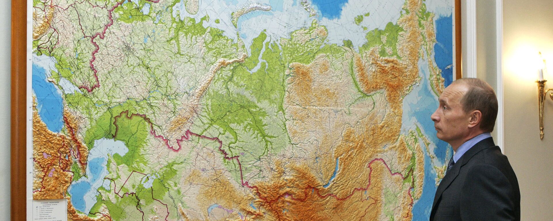 Ruski predsednik Vladimir Putin proučava kartu svoje zemlje - Sputnik Srbija, 1920, 09.12.2021