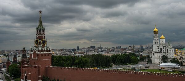 Pogled na Spasku kulu i zvonik Ivana Groznog u Moskvi - Sputnik Srbija