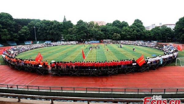 Више од 4.000 студената и њихових професора фотографише се на стадиону кинеског Универзитета у Вухану - Sputnik Србија