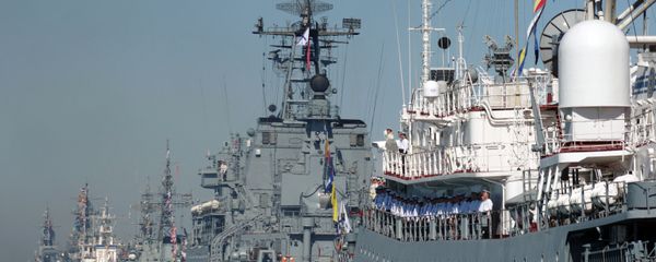 Brodovi Crnomorske flote na generalnoj probi vojno-pomorske parade u Sevastopolju Brodovi Crnomorske flote na generalnoj probi vojno-pomorske parade u Sevastopolju - Sputnik Srbija