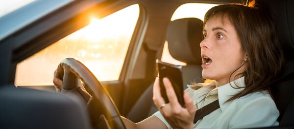 Devojka drži telfon dok vozi Devojka drži telfon dok vozi - Sputnik Srbija