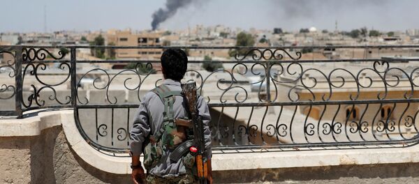 Kurdski vojnik, pripadnik jedinica narodne odbrane u Raki Kurdski vojnik, pripadnik jedinica narodne odbrane u Raki - Sputnik Srbija