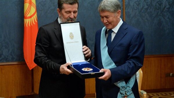 Ambasador Srbije u Rusiji Slavenko Terzić uručuje orden predsedniku Kirgizije Almazbeku Atanbajevu. - Sputnik Srbija