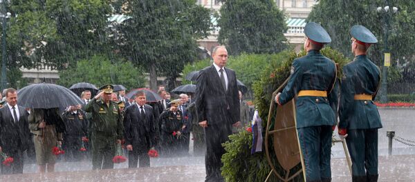 Predsednik Vladimir Putin i premijer Dmitrij Medvedev polažu sveće na ceremoniji obeležavanja dana napada Nemačke na SSSR - Sputnik Srbija