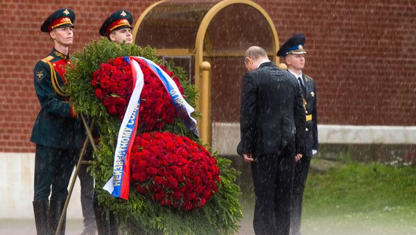 Predsednik Vladimir Putin i premijer Dmitrij Medvedev polažu sveće na ceremoniji obeležavanja dana napada Nemačke na SSSR - Sputnik Srbija
