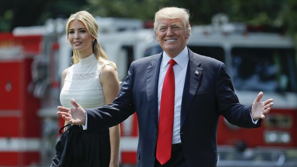 Президент США Дональд Трамп с дочерью Иванкой на лужайке Белого дома в Вашингтоне - Sputnik Србија