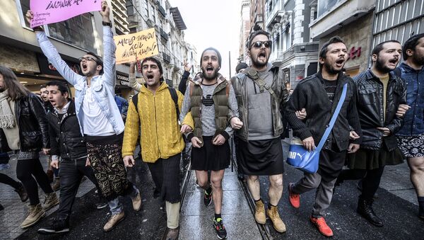 Muškarci u Turskoj nose suknje na protestu u Istambulu u znak sećanja na dvadesetogodišnju Ozgedžan Aslan koja je ubijena nakon pokušaja silovanja - Sputnik Srbija