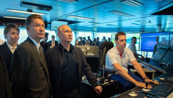 Predsednik Rusije Vladimir Putin i direktor Gasproma Aleksej Miler na palubi broda za postavljanje cevovoda posmatraju radove na izgradnji Turskog toka - Sputnik Srbija