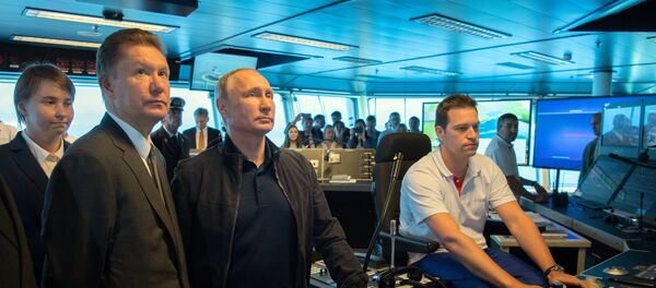 Председник Русије Владимир Путин и директор Гаспрома Алексеј Милер на палуби брода за постављање цевовода посматрају радове на изградњи Турског тока - Sputnik Србија