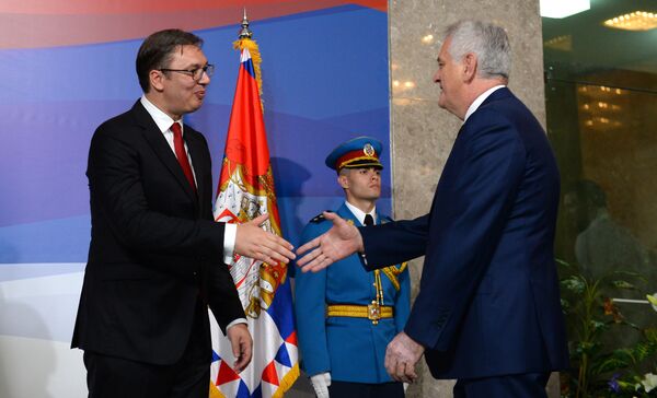 Томислав Николић честита Вучићу Томислав Николић честита Вучићу - Sputnik Србија