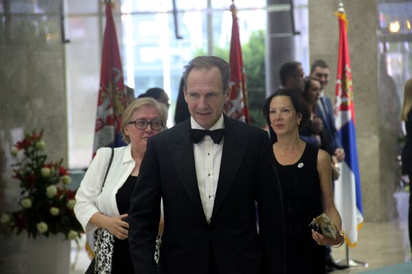 Британски глумац, редитељ и продуцент Рејф Фајнс на инаугурацији председника Србије Александра Вучића. Британски глумац, редитељ и продуцент Рејф Фајнс на инаугурацији председника Србије Александра Вучића. - Sputnik Србија