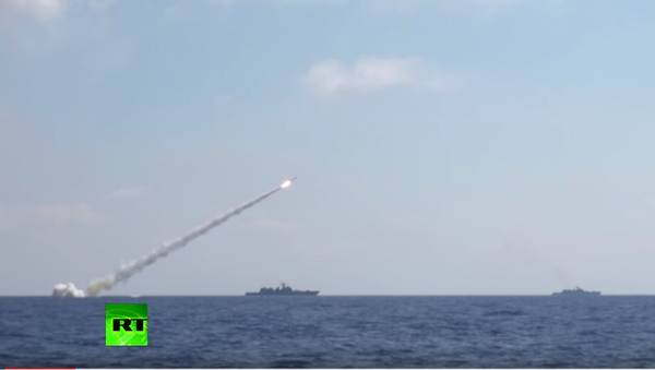 Руски бродови и подморница уништили складишта оружја ДАЕШ-а у Сирији - Sputnik Србија