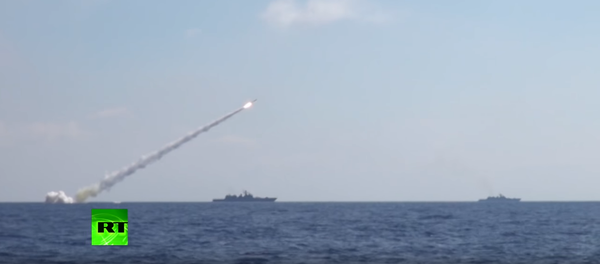 Руски бродови и подморница уништили складишта оружја ДАЕШ-а у Сирији - Sputnik Србија