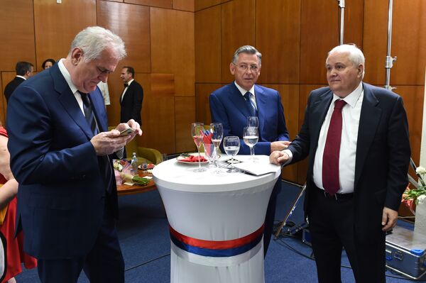 Бивши председник Србије Томислав Николић у друштву Милана Милутиновића Бивши председник Србије Томислав Николић у друштву Милана Милутиновића - Sputnik Србија