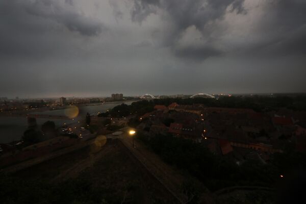 Тамни облаци који су се надвили над градом донели су обилне падавине које су направиле проблеме у саобраћају - Sputnik Србија