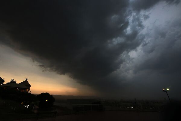 Невероватне фотографије облака оставиле су јак утисак на Новосађане.  - Sputnik Србија