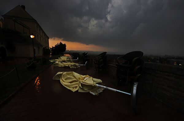 У невремену су страдале и баште многих кафића. - Sputnik Србија