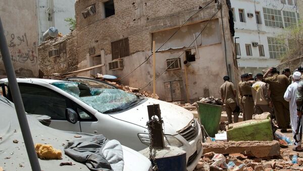 Саудијски полицајци на месту где се бомбаш-самоубица разнео у Меки - Sputnik Србија
