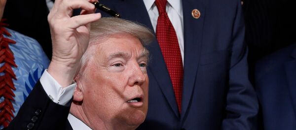 Амерички председник Доналд Трамп потписује указ о одговорности у Белој кући у Вашингтону - Sputnik Србија