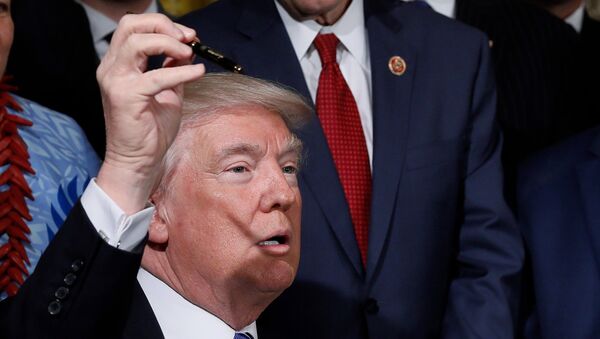 Američki predsednik Donald Tramp potpisuje ukaz o odgovornosti u Beloj kući u Vašingtonu - Sputnik Srbija