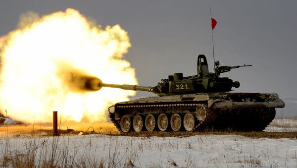 Тенк Т-72 током тенковског биатлона на полигону Источног војног округа у Русији - Sputnik Србија