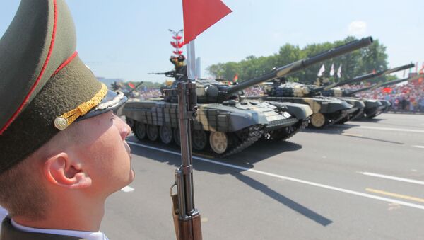 Танки Т-72 в военном параде в честь Дня Независимости Беларуссии в Минске - Sputnik Србија