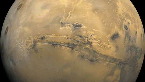 Najveći kanjon u Solarnom sistemu preseca površinu Marsa. Nazvan Vales Marineris, velika dolina duga je 3.000 km, široka 600 km, a duboka osam kilometara. Poređenja radi, Veliki kanjon u Arizoni dug je 800 kilometara, širok 30, a dubok 1,8. - Sputnik Srbija