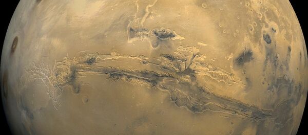 Највећи кањон у Соларном систему пресеца површину Марса. Назван Валес Маринерис, велика долина дуга је 3.000 км, широка 600 км, а дубока осам километара. Поређења ради, Велики кањон у Аризони дуг је 800 километара, широк 30, а дубок 1,8. - Sputnik Србија