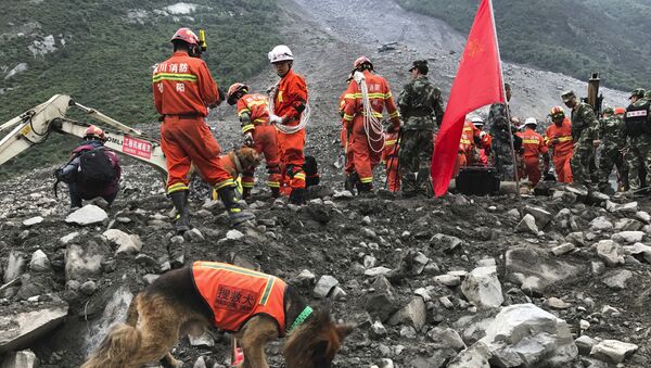 Спасиоци и пси траже преживеле у клизишту у кинеској провинцији Сичуан - Sputnik Србија
