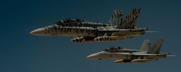 Два америчка авиона Ф-18 Супер хорнет током војне кампање у Сирији Два америчка авиона Ф-18 Супер хорнет током војне кампање у Сирији - Sputnik Србија