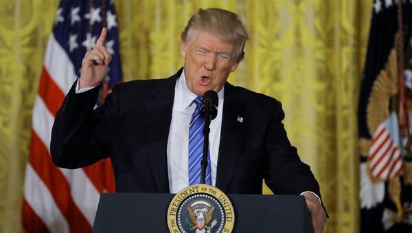 Američki predsednik Donald Tramp obraća se predstavnicima medija u Vašingtonu - Sputnik Srbija
