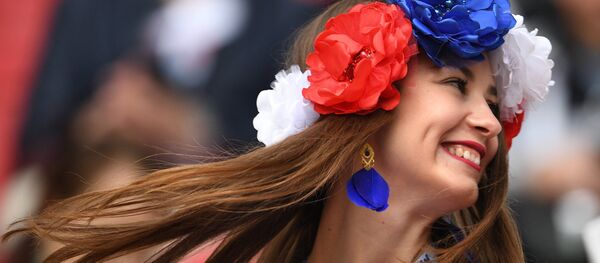 Девојка у бојама руске заставе на утакмици Купа конфедерације Русија-Мексико Девојка у бојама руске заставе на утакмици Купа конфедерације Русија-Мексико - Sputnik Србија