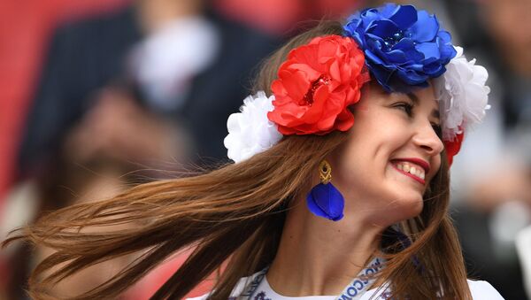 Девојка у бојама руске заставе на утакмици Купа конфедерације Русија-Мексико - Sputnik Србија